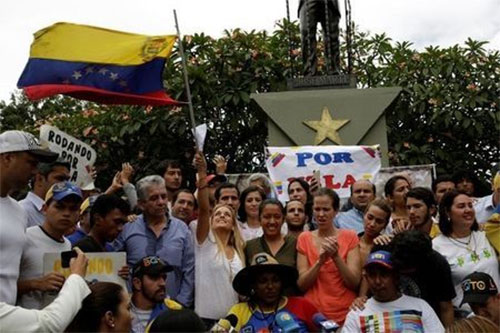 la oposición intenta “tomar” Caracas Presidente de Venezuela asegura que “Aquí no se rinde nadie”